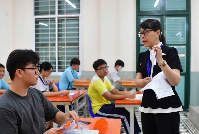 Gan 7000 thi sinh vang thi mon Toan, 27 em bi dinh chi ngay dau thi tot nghiep THPT