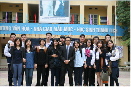 Thầy giáo Nguyễn Cao Cường cùng các học trò