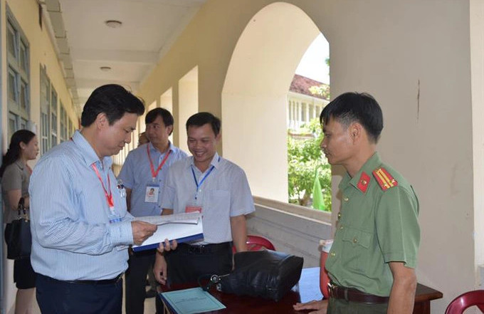 Cham thi tot nghiep THPT 2022: Nhung bai diem cao can phai cham lai
