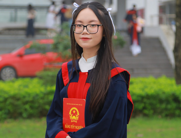 Dinh Thi Bich Ngoc - Thu khoa toan quoc 2024 voi 57.85 diem