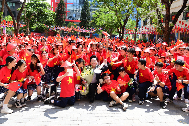 Bo GD huong dan moi nghe si, van dong vien vao truong day hoc