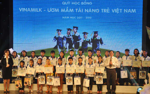 Vinamilk trao quy hoc bong mot ty dong