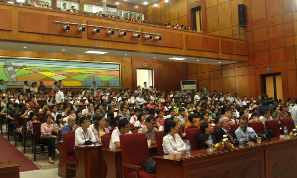 Đông đảo các bạn sinh viên tới tham dự chương trình