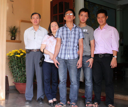 Hải Linh (thứ 2, bên phải) cùng bố mẹ và 2 anh.