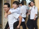 Người cha 7 năm cõng con đi học