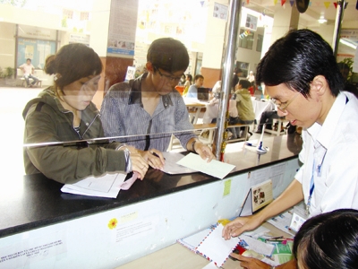 Thí sinh nộp hồ sơ xét tuyển NV bổ sung tại trường ĐH Kỹ thuật
            Công nghệ TPHCM