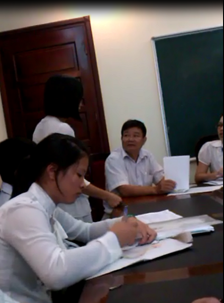 Nhiều TS mắc câu đến làm thủ tục nhập học (ảnh chụp từ clip)