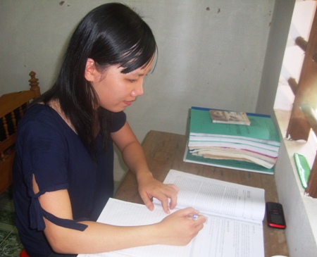 Co sinh vien hoc gioi me lam tu thien