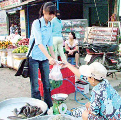 Tự đi chợ nấu ăn, sinh viên sẽ tiết kiệm chi phí hơn Tự đi chợ nấu ăn, sinh viên sẽ tiết kiệm chi phí hơn