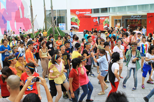 Flashmob \'Yeu la yeu\' trong Ngay hoi LGBT vi nguoi dong tinh