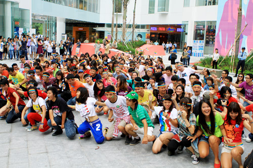 Flashmob \'Yeu la yeu\' trong Ngay hoi LGBT vi nguoi dong tinh