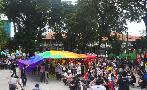 Flashmob \'Yeu la yeu\' trong Ngay hoi LGBT vi nguoi dong tinh