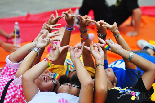 Flashmob \'Yeu la yeu\' trong Ngay hoi LGBT vi nguoi dong tinh