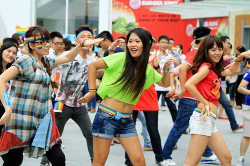 Flashmob \'Yeu la yeu\' trong Ngay hoi LGBT vi nguoi dong tinh