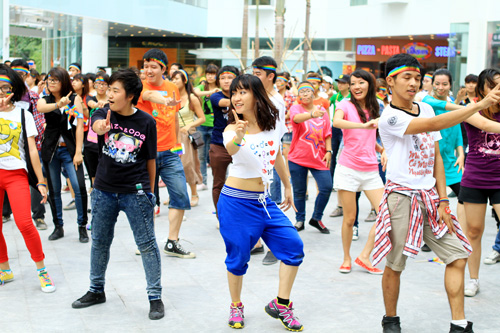Flashmob \'Yeu la yeu\' trong Ngay hoi LGBT vi nguoi dong tinh