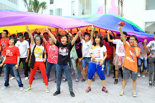 Flashmob \'Yeu la yeu\' trong Ngay hoi LGBT vi nguoi dong tinh