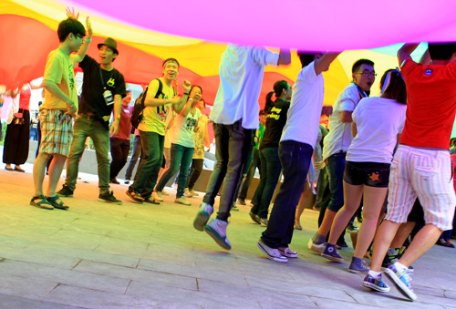 Flashmob \'Yeu la yeu\' trong Ngay hoi LGBT vi nguoi dong tinh