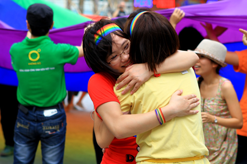 Flashmob \'Yeu la yeu\' trong Ngay hoi LGBT vi nguoi dong tinh