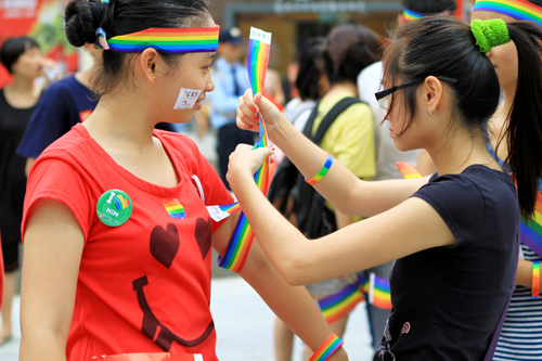 Flashmob \'Yeu la yeu\' trong Ngay hoi LGBT vi nguoi dong tinh