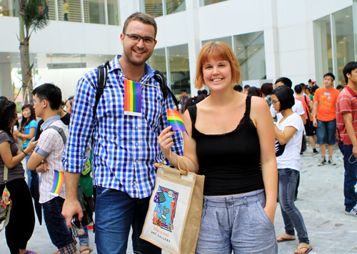 Flashmob \'Yeu la yeu\' trong Ngay hoi LGBT vi nguoi dong tinh