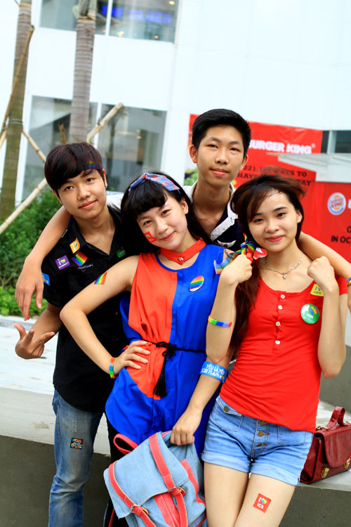 Flashmob \'Yeu la yeu\' trong Ngay hoi LGBT vi nguoi dong tinh
