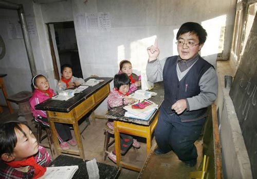 Những thầy cô tí hon khiến học sinh rơi lệ