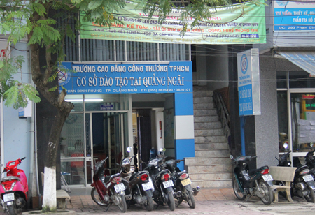 Truong CD Cong Thuong TPHCM co so Quang Ngai: Chua cap phep da tuyen sinh