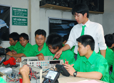Các học viên hệ nghề của Trường CĐ nghề Công nghệ Thông tin Ispace trong một giờ thực hành. Ảnh: Quang Phương