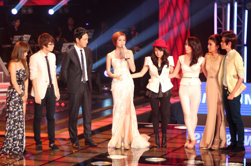 Phuong Uyen om mat khi Thieu Bao Trang tuyen bo rut lui khoi The Voice
