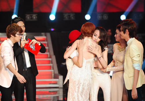 Phuong Uyen om mat khi Thieu Bao Trang tuyen bo rut lui khoi The Voice