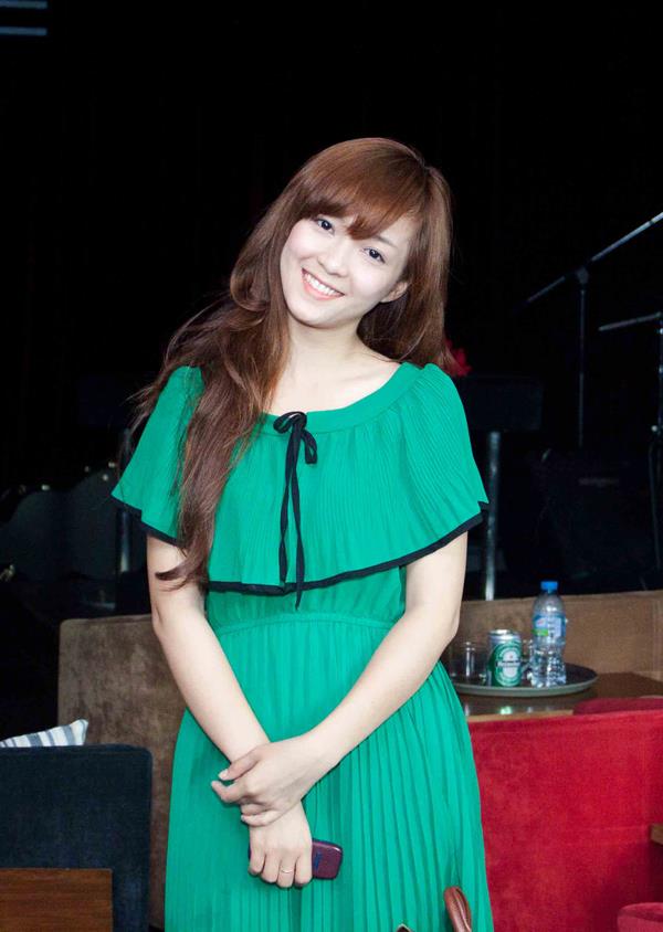 Dinh Huong sinh nam bao nhieu va thong tin profile