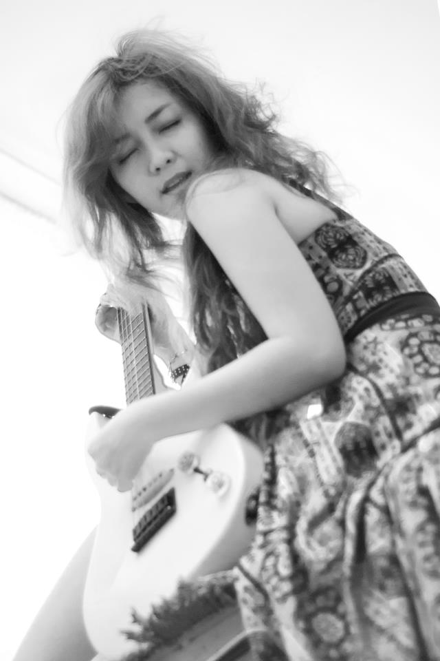 Dinh Huong sinh nam bao nhieu va thong tin profile