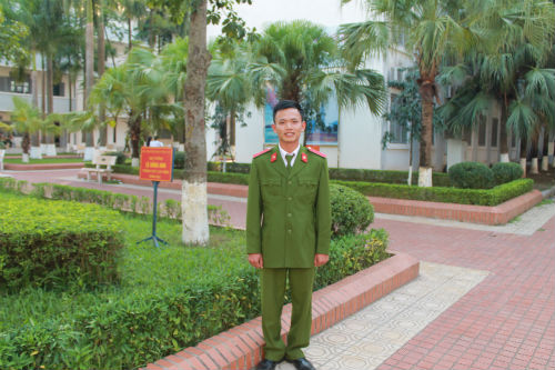 Chang thu khoa Hoc vien Canh sat va uoc mo tro thanh chien si cong an