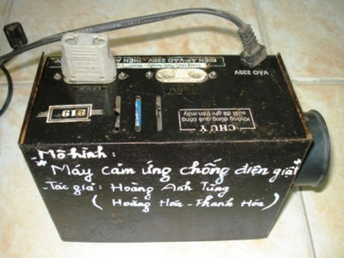 Cau hoc tro va chiec may cam ung chong dien giat