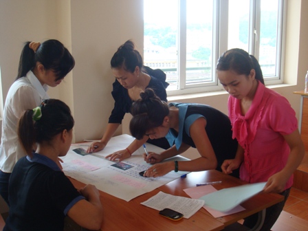 Sinh viên trong giờ thảo luận nhóm
