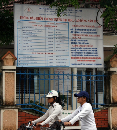 Dù có nhiều biện pháp thu hút thí sinh nhưng Trường ĐH Phan Châu Trinh vẫn “ế ẩm” trong 88Kinh tải ứng dụng về điện thoại 2012. Ảnh: Đoàn Cường