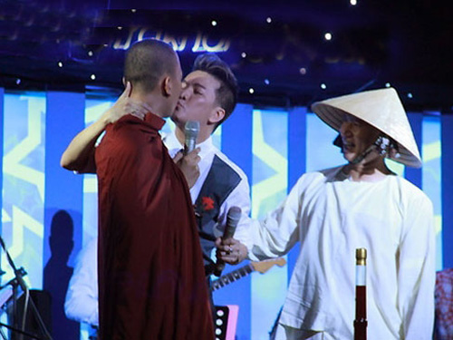 Hành động hôn môi sư thày của Đàm Vĩnh Hưng khiến dư luận phản ứng gay gắt