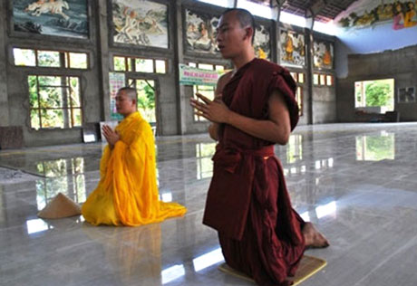 Hai nhà sư nhận nụ hôn của ca sĩ Đàm Vĩnh Hưng đã nhận án phạt biệt chúng trong thời gian 3 tháng