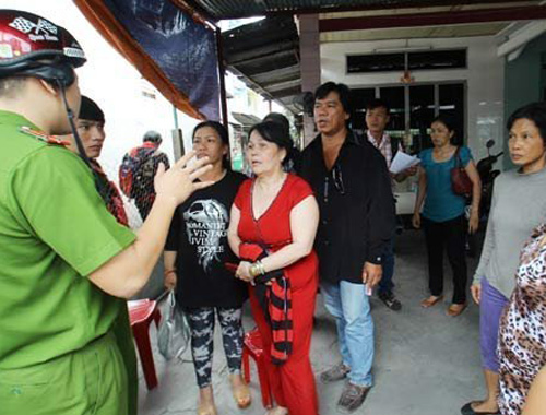 Phu huynh cam dao duoi hieu pho doi hoc phi
