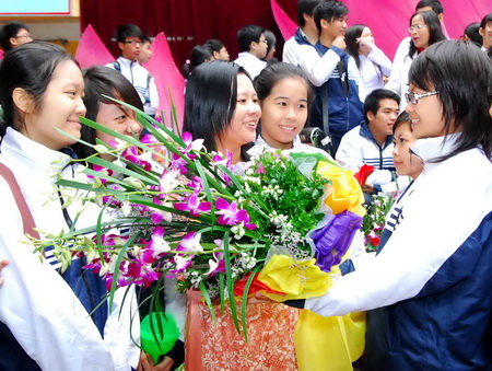 Học trò chúc mừng 88Kinhcom đa sảnh cược nhân Ngày Nhà giáo Việt Nam.