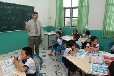 Tre em may tuoi nen hoc tieng anh