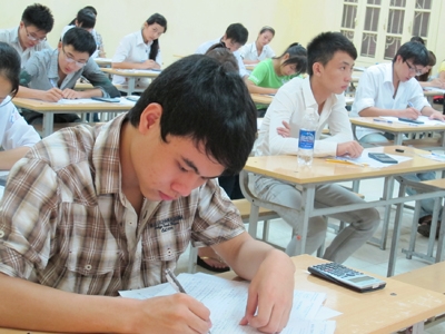 Thí sinh thi đại học mùa 88Kinh tải ứng dụng về điện thoại năm 2012. Ảnh: H.T