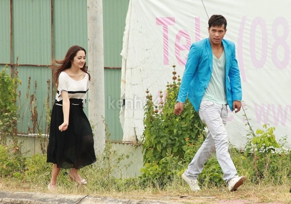 Bảo Anh đang hẹn hò Trương Thế Vinh thì bị... bò đuổi 6