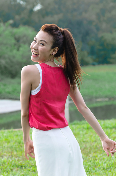 Ngan Khanh khoe ve dep rang ro tren phim truong Nha co nam nang tien
