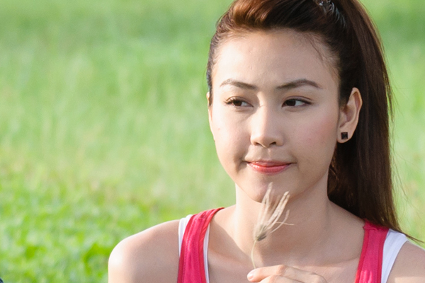 Song song với việc đóng phim, người đẹp còn lên kế hoạch phát hành single "Em phải làm sao?" do nhạc sĩ Trịnh Thăng Bình sáng tác.