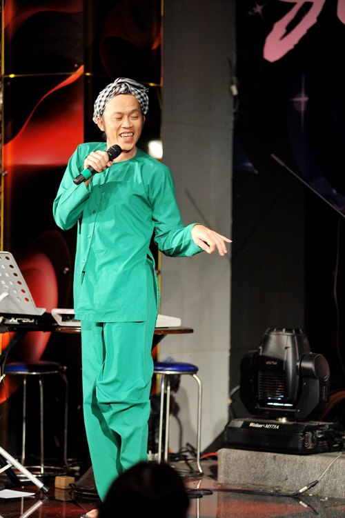 Giang sinh 2012: Hoai Linh, Van Mai Huong se lam \