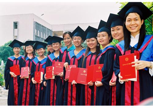 Khong tra bang tot nghiep dung han, DH Su pham Ha Noi lam trai luat?