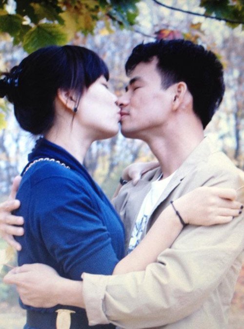 Anh danh hai Xuan Bac hon vo gay sot