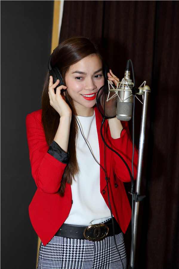 Hò Ngọc Hà cùng hoc tro hao hung thu am ca khuc chuc mung giang sinh