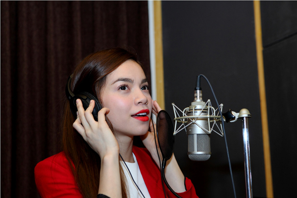 Hò Ngọc Hà cùng hoc tro hao hung thu am ca khuc chuc mung giang sinh